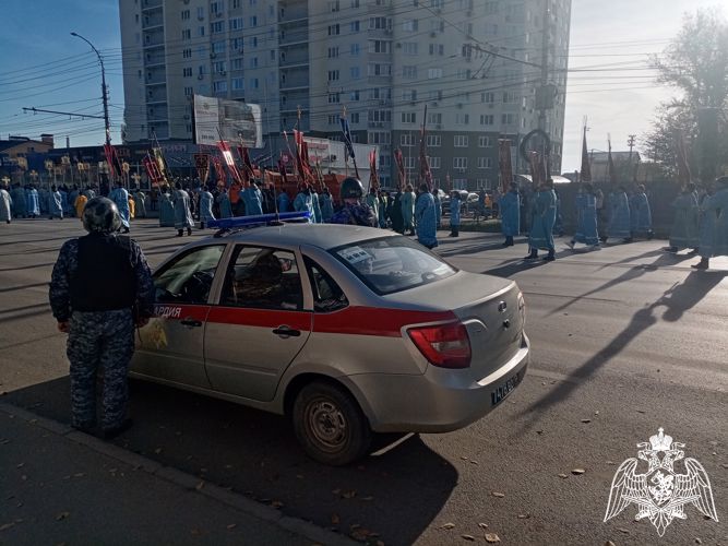 В Саратове сотрудники Росгвардии обеспечили охрану общественного порядка во время крестного хода 