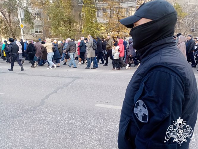 В Саратове сотрудники Росгвардии обеспечили охрану общественного порядка во время крестного хода 