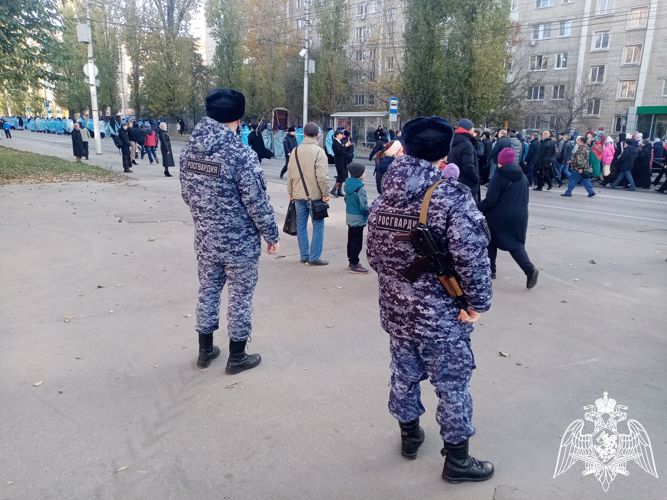 В Саратове сотрудники Росгвардии обеспечили охрану общественного порядка во время крестного хода 