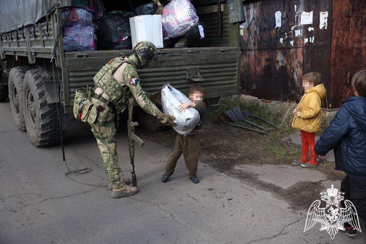Росгвардейцы помогли многодетной семье из ДНР, чей дом уничтожила артиллерия ВСУ