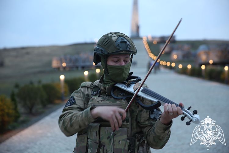 Скрипач из Росгвардии в зоне СВО записал музыкальное поздравление ко Дню матери