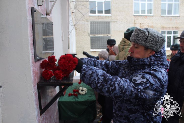 Имя погибшего воина правопорядка присвоено школе в Саратовской области
