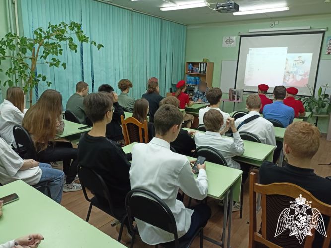 В Саратове сотрудник Росгвардии провёл урок мужества для школьников