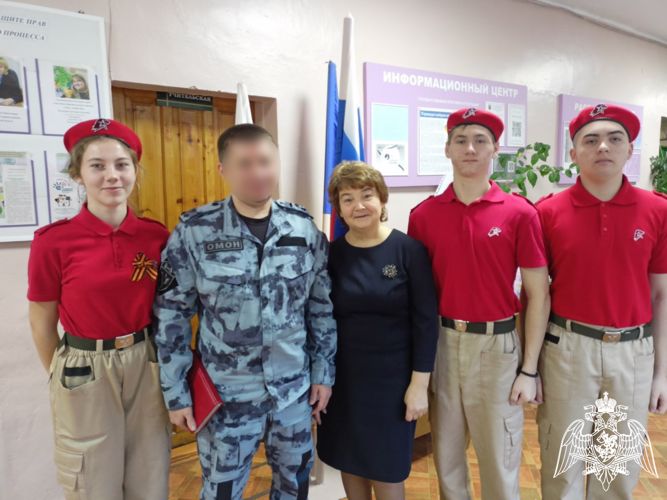 В Саратове сотрудник Росгвардии провёл урок мужества для школьников 