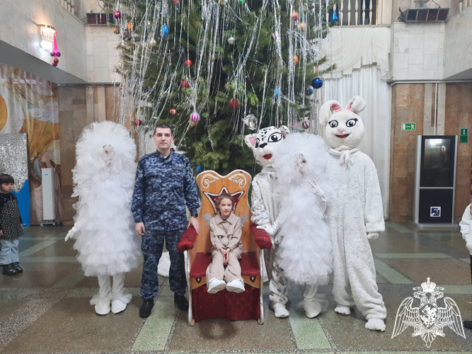 В Саратове дети военнослужащих и сотрудников Росгвардии посетили новогоднюю ёлку