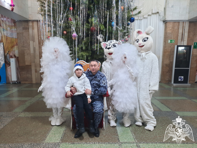В Саратове дети военнослужащих и сотрудников Росгвардии посетили новогоднюю ёлку