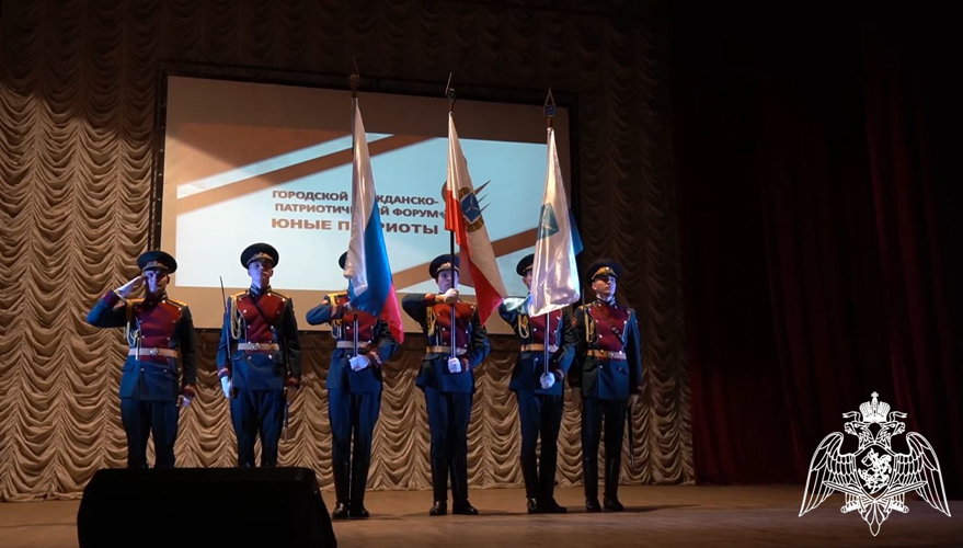 На базе Саратовского военного института Росгвардии прошел ежегодный городской форум «Юные патриоты»