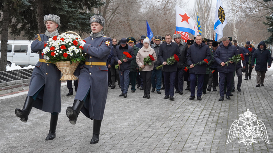 В Саратове руководитель территориального управления Росгвардии принял участие в мероприятии, приуроченном ко Дню Неизвестного солдата