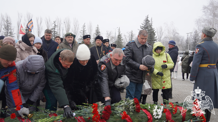 В Саратове в День Героев Отечества начальник территориального управления Росгвардии принял участие в мероприятии, посвященном памяти погибших в ходе СВО
