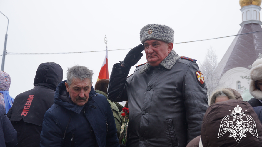 В Саратове в День Героев Отечества начальник территориального управления Росгвардии принял участие в мероприятии, посвященном памяти погибших в ходе СВО