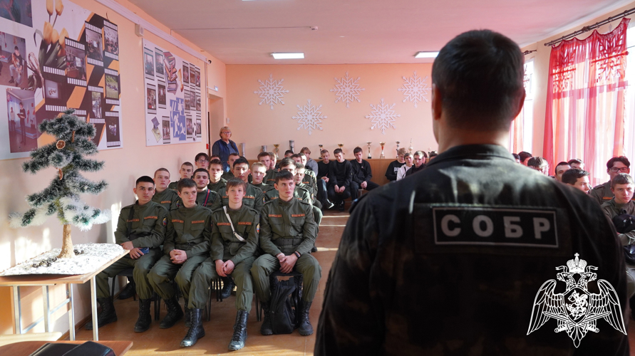 В День Конституции Российской Федерации командир СОБР «Волкодав» Росгвардии провел урок мужества для студентов колледжа