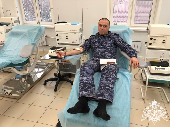 В Саратове военнослужащие и сотрудники Росгвардии поддержали ведомственную акцию «От сердца к сердцу»