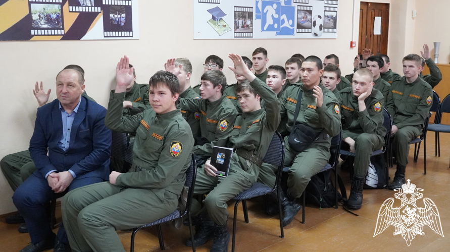 В Саратове офицер Росгвардии провел урок мужества для воспитанников «Гвардейской смены»