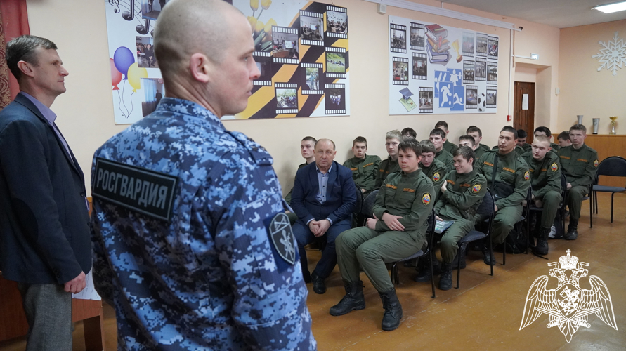 В Саратове офицер Росгвардии провел урок мужества для воспитанников «Гвардейской смены»