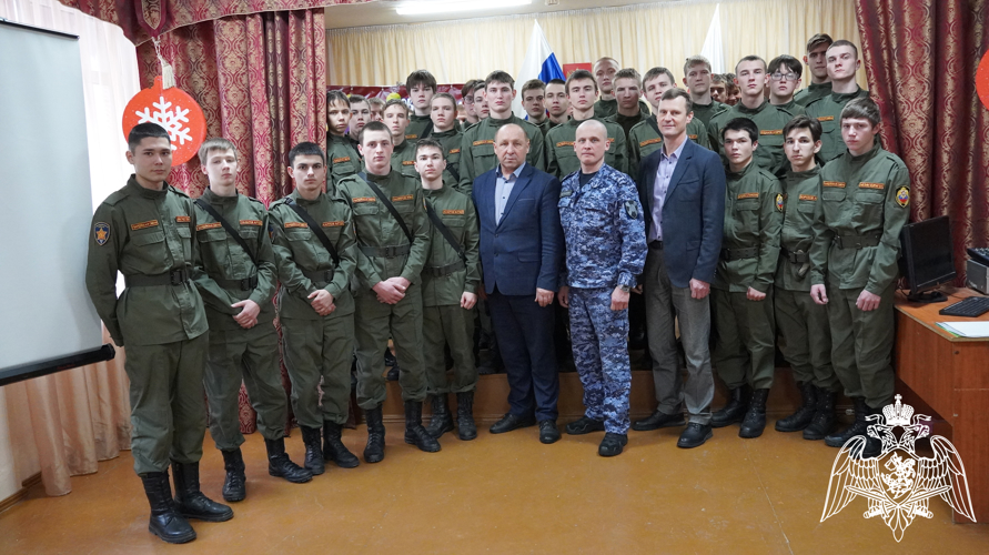 В Саратове офицер Росгвардии провел урок мужества для воспитанников «Гвардейской смены»