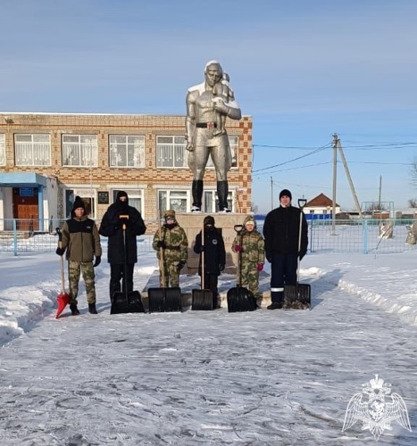 В Саратовской области воспитанники Гвардейской смены приняли участие в благотворительной акции по расчистке заснеженных территорий