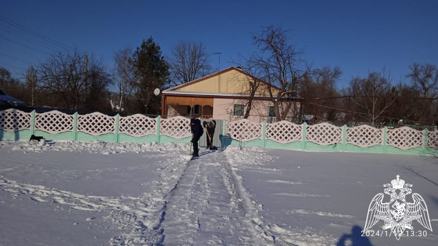 В Саратовской области воспитанники Гвардейской смены приняли участие в благотворительной акции по расчистке заснеженных территорий