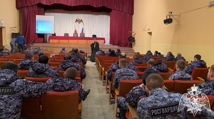 Представитель Саратовской епархии поздравил сотрудников вневедомственной охраны с Днем защитника Отечества