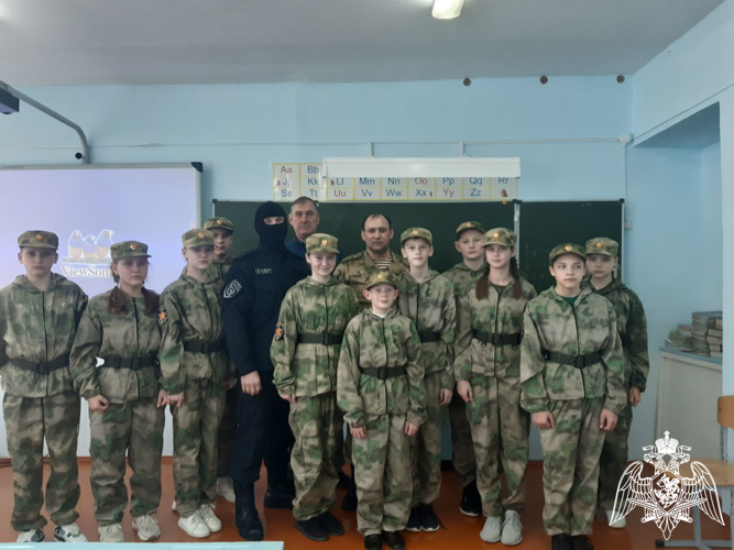 В Саратовской области сотрудник СОБР провел урок мужества для воспитанников «Гвардейской смены»