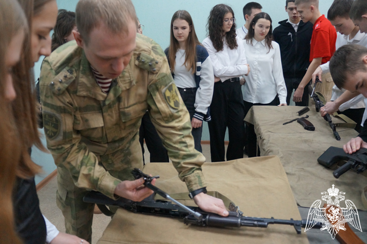 В Саратовской области военнослужащие Росгвардии провели урок мужества для школьников