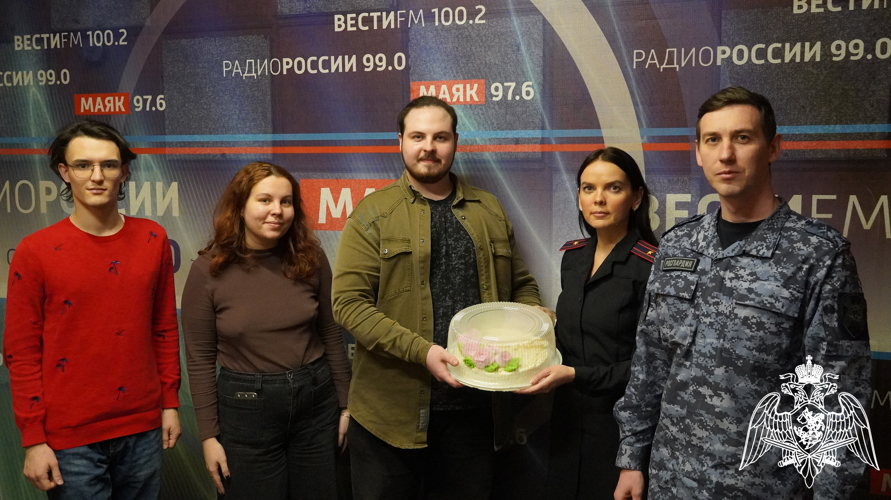 В Саратове сотрудники Росгвардии поздравили работников региональных радиостанций со Всемирным днём радио