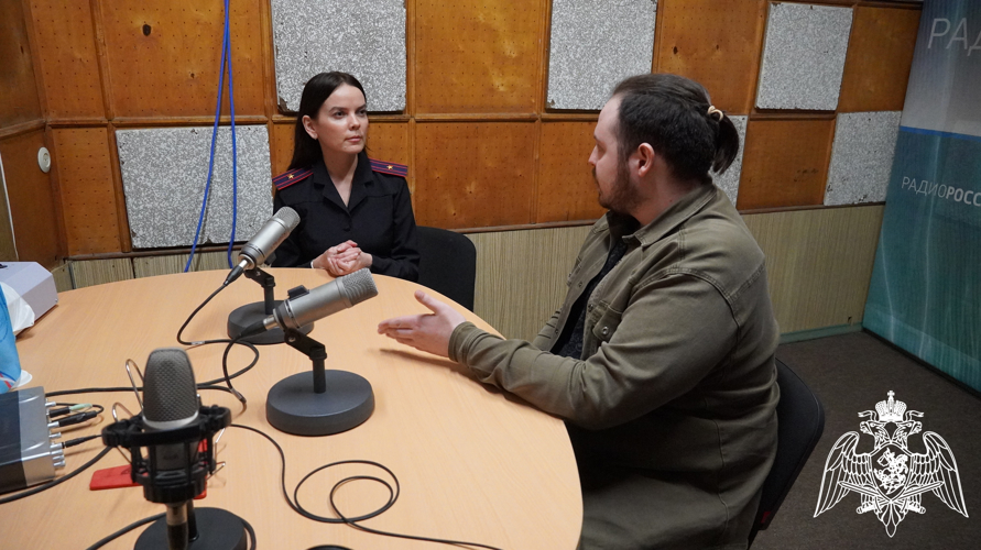 В Саратове сотрудники Росгвардии поздравили работников региональных радиостанций со Всемирным днём радио
