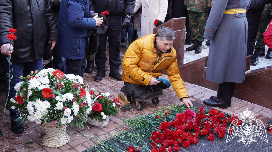 В Саратове офицеры Росгвардии почтили память героев Афганистана