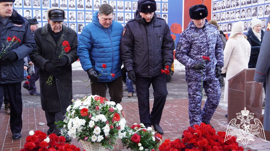 В Саратове офицеры Росгвардии почтили память героев Афганистана