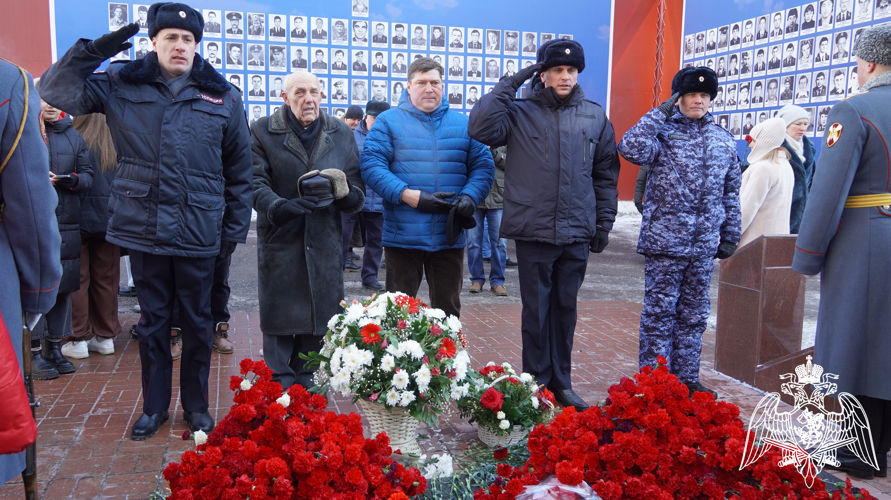 В Саратове офицеры Росгвардии почтили память героев Афганистана