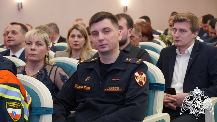 В преддверии Дня защитника Отечества Губернатор Саратовской области вручил награду сотруднику Росгвардии
