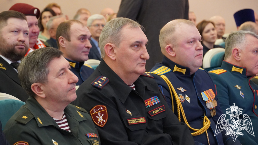 В преддверии Дня защитника Отечества Губернатор Саратовской области вручил награду сотруднику Росгвардии