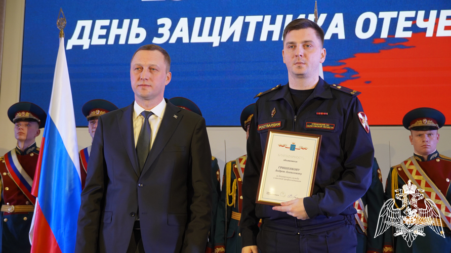 В преддверии Дня защитника Отечества Губернатор Саратовской области вручил награду сотруднику Росгвардии