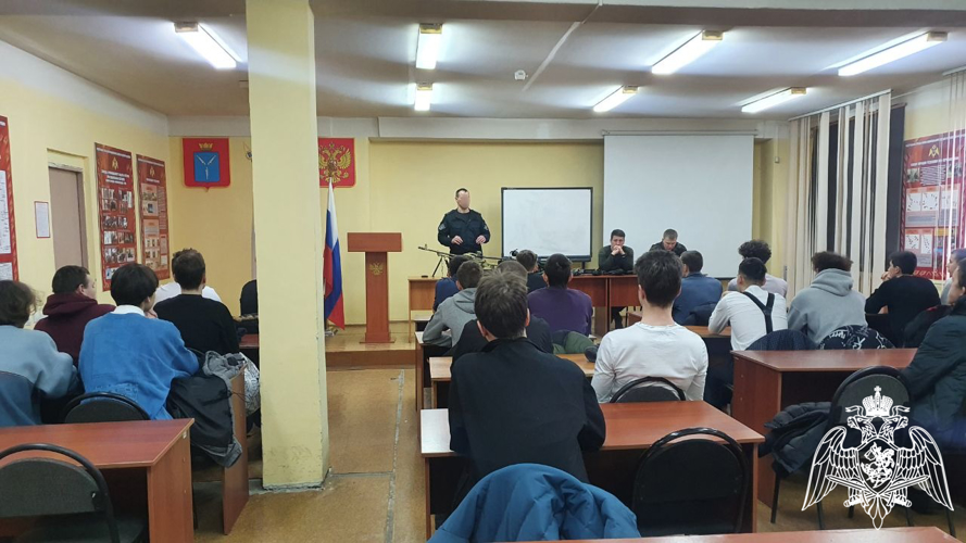 В Саратове сотрудники СОБР «Волкодав» провели день открытых дверей для школьников