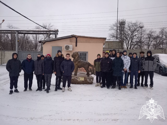 В Саратове сотрудники СОБР «Волкодав» провели день открытых дверей для школьников