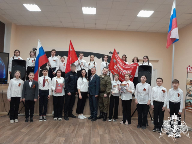 В Саратове сотрудники Росгвардии провели уроки мужества для школьников