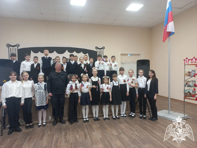 В Саратове сотрудники Росгвардии провели уроки мужества для школьников