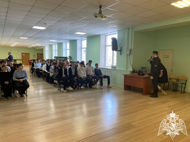 В Саратове сотрудник Росгвардии провел урок мужества для школьников