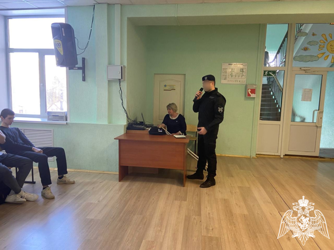 В Саратове сотрудник Росгвардии провел урок мужества для школьников