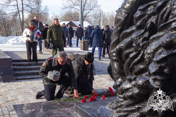 В День защитника Отечества руководство Управления Росгвардии по Саратовской области возложило цветы к Вечному Огню