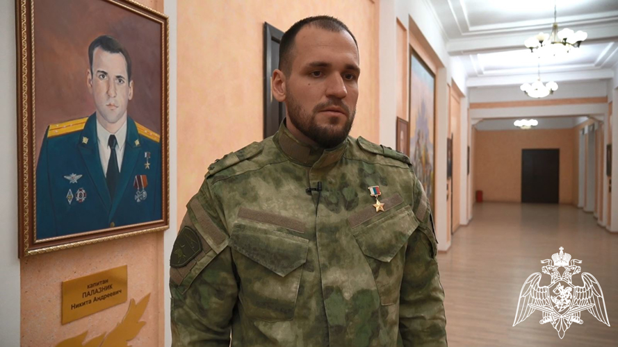 В Саратовском военном институте Росгвардии состоялась встреча с Героем России капитаном Никитой Палазником