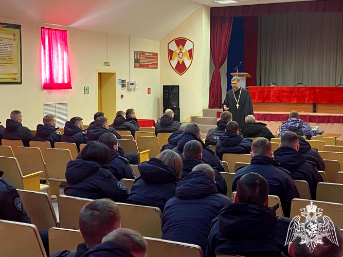 Представитель Саратовской епархии провел встречу с сотрудниками Росгвардии 