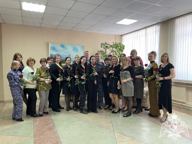 В Саратове в управлении вневедомственной охраны поздравили женщин с 8 марта