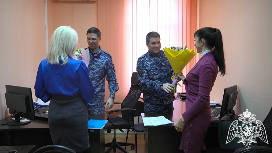 Владелиц оружия с предстоящим 8 Марта поздравили росгвардейцы в Саратове