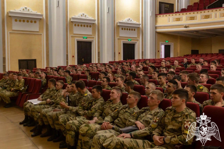 В Саратове сотрудник центра лицензионно-разрешительной работы встретился с курсантами военного института