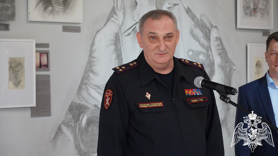 В Саратове открылась выставка графических работ «Альбом между сердцем и плитником» сотрудника Росгвардии 
