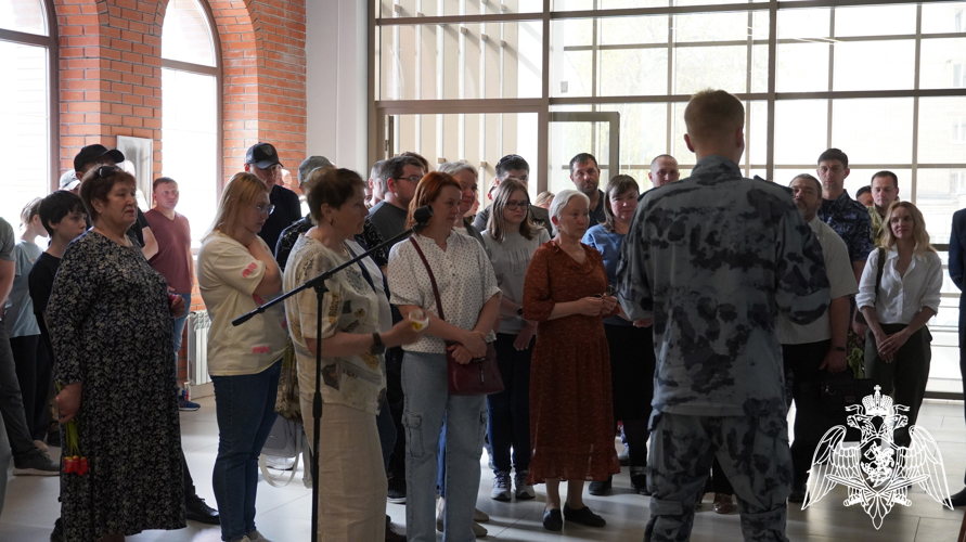 В Саратове открылась выставка графических работ «Альбом между сердцем и плитником» сотрудника Росгвардии 