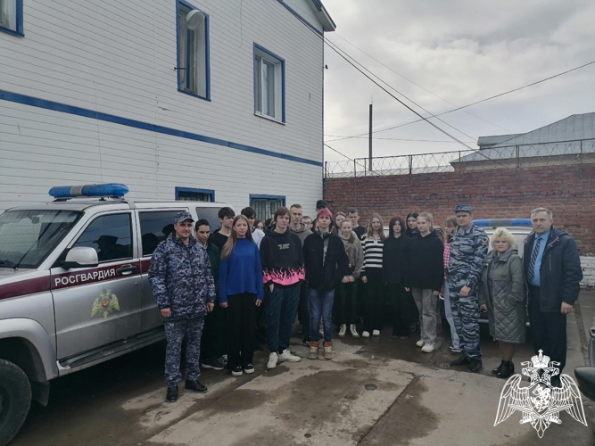 В городе Пугачеве сотрудники Росгвардии провели день открытых дверей для студентов 