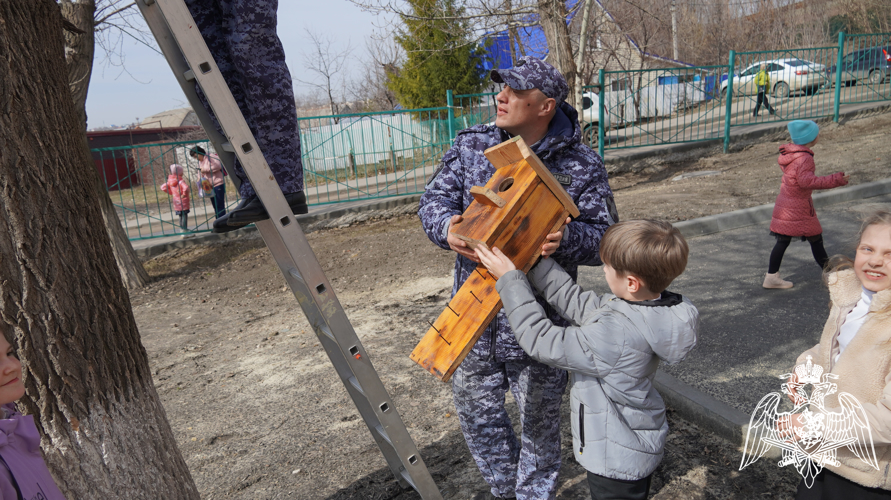 В Саратове сотрудники Росгвардии совместно со школьниками  развесили скворечники для птиц