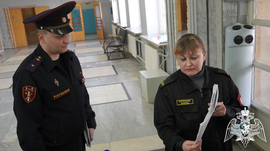 В Саратове сотрудники Росгвардии проверили безопасность образовательных учреждений 