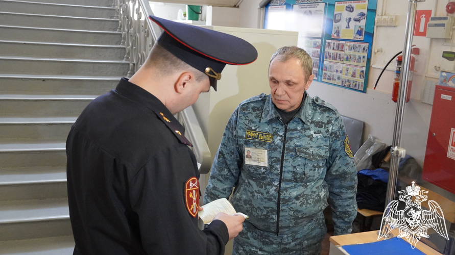 В Саратове сотрудники Росгвардии проверили безопасность образовательных учреждений 